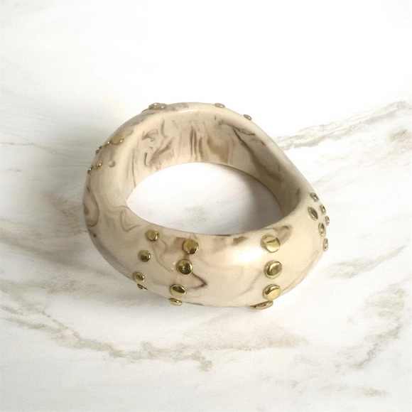 🔥🔥🆕Elegant Cream and Gold Studded Bangle Bracelet - Picture 2 of 4